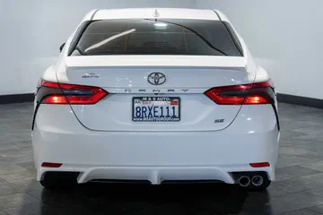2020 Toyota Camry SE thumbnail