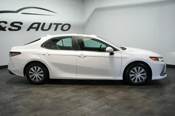 2022 Toyota Camry Hybrid LE thumbnail