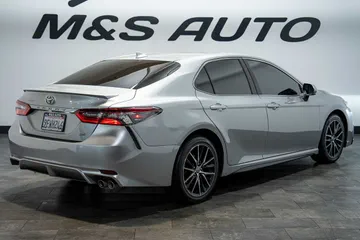 2021 Toyota Camry SE thumbnail