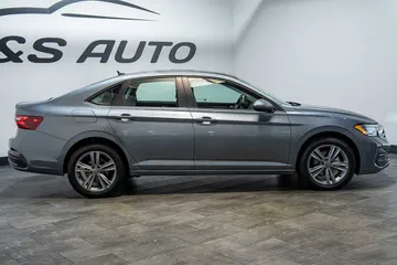 2024 Volkswagen Jetta SE thumbnail