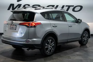 2016 Toyota RAV4 LE thumbnail