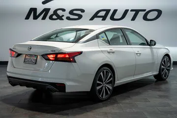 2021 Nissan Altima 2.5 SR thumbnail