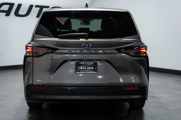 2024 Toyota Sienna LE thumbnail