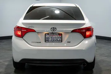 2019 Toyota Corolla SE thumbnail
