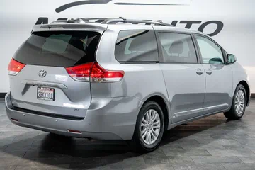 2013 Toyota Sienna XLE thumbnail