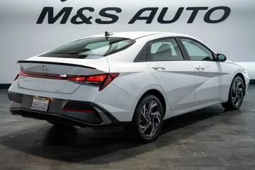 2025 Hyundai Elantra SEL Sport thumbnail