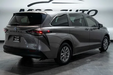 2024 Toyota Sienna LE thumbnail