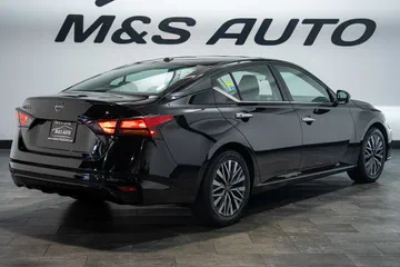 2025 Nissan Altima SV thumbnail