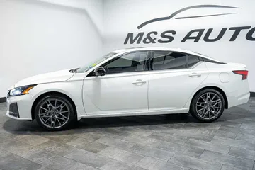 2023 Nissan Altima 2.5 SR thumbnail