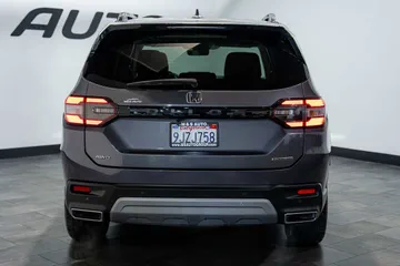 2024 Honda Pilot Touring thumbnail