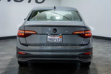 2024 Volkswagen Jetta SE thumbnail