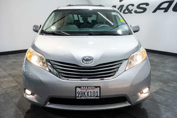2013 Toyota Sienna XLE thumbnail