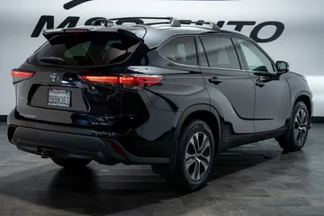 2022 Toyota Highlander XLE thumbnail