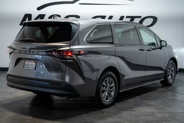 2023 Toyota Sienna LE thumbnail
