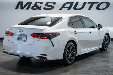 2020 Toyota Camry SE thumbnail