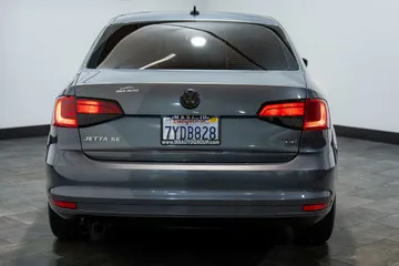 2017 Volkswagen Jetta SE thumbnail