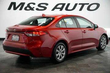 2021 Toyota Corolla LE thumbnail
