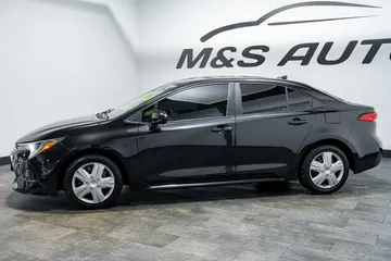2022 Toyota Corolla LE thumbnail