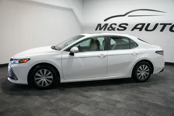 2022 Toyota Camry Hybrid LE thumbnail