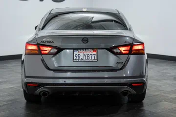 2021 Nissan Altima 2.5 SR thumbnail