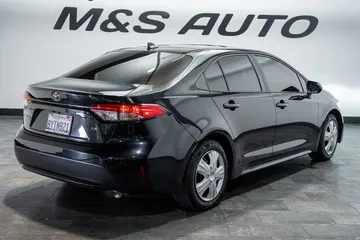 2022 Toyota Corolla LE thumbnail