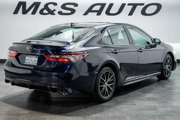 2022 Toyota Camry SE thumbnail