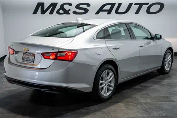 2018 Chevrolet Malibu LT thumbnail