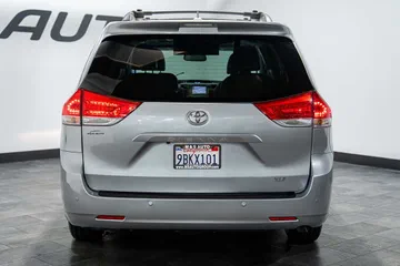 2013 Toyota Sienna XLE thumbnail