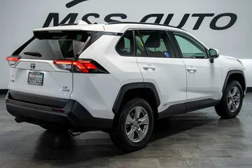 2024 Toyota RAV4 Hybrid LE thumbnail
