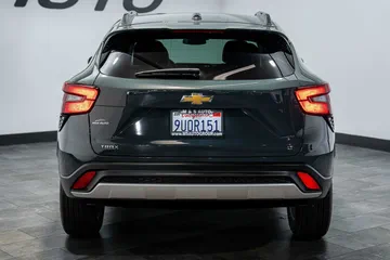 2025 Chevrolet Trax LT thumbnail