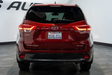 2018 Toyota Highlander SE thumbnail
