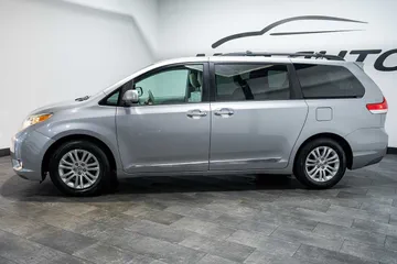 2013 Toyota Sienna XLE thumbnail