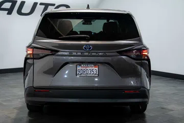 2023 Toyota Sienna LE thumbnail