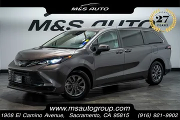 2024 Toyota Sienna LE thumbnail