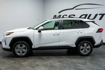 2024 Toyota RAV4 Hybrid LE thumbnail