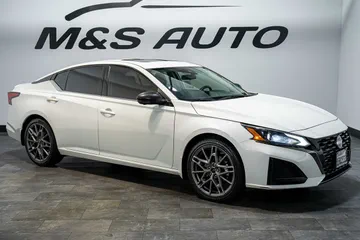 2023 Nissan Altima 2.5 SR thumbnail